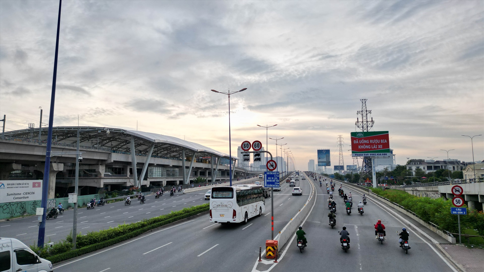Cầu Sài Gòn nối đường Điện Biên Phủ (quận Bình Thạnh) với đường Võ Nguyên Giáp (xa lộ Hà Nội cũ) xây dựng từ năm 1958, dài 986 m. 