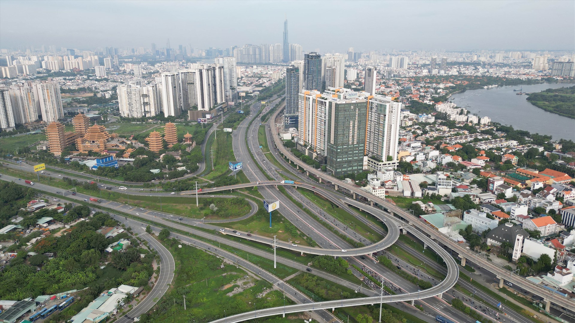 Cách cầu Sài Gòn khoảng 2,5 km là đoạn nút giao thông ngã ba Cát Lái, đoạn giao giữa hai trục đường Xa lộ Hà Nội và Mai Chí Thọ. 