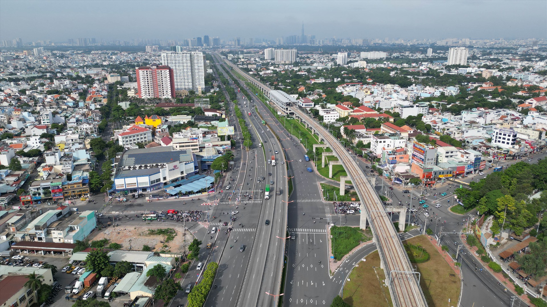 Đường Võ Nguyên Giáp có chiều dài 7,79km từ cầu Sài Gòn đến ngã tư Thủ Đức  
