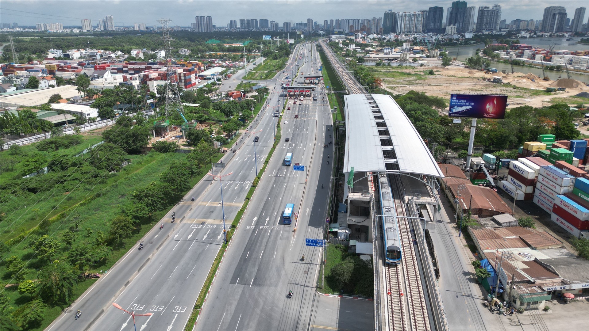 Dự án metro số 1 Bến Thành - Suối Tiên đang dần hoàn thiện song song với Xa lộ Hà Nội, nay là đường Võ Nguyên Giáp.  