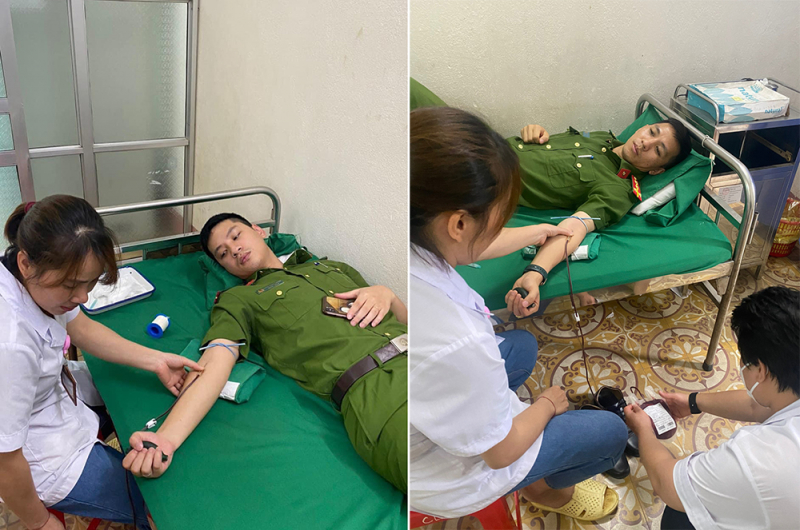 Trung úy Phạm Ngọc Thành và Đại úy Đinh Công Chiến hiến máu cứu người. Ảnh: Quỳnh Trang