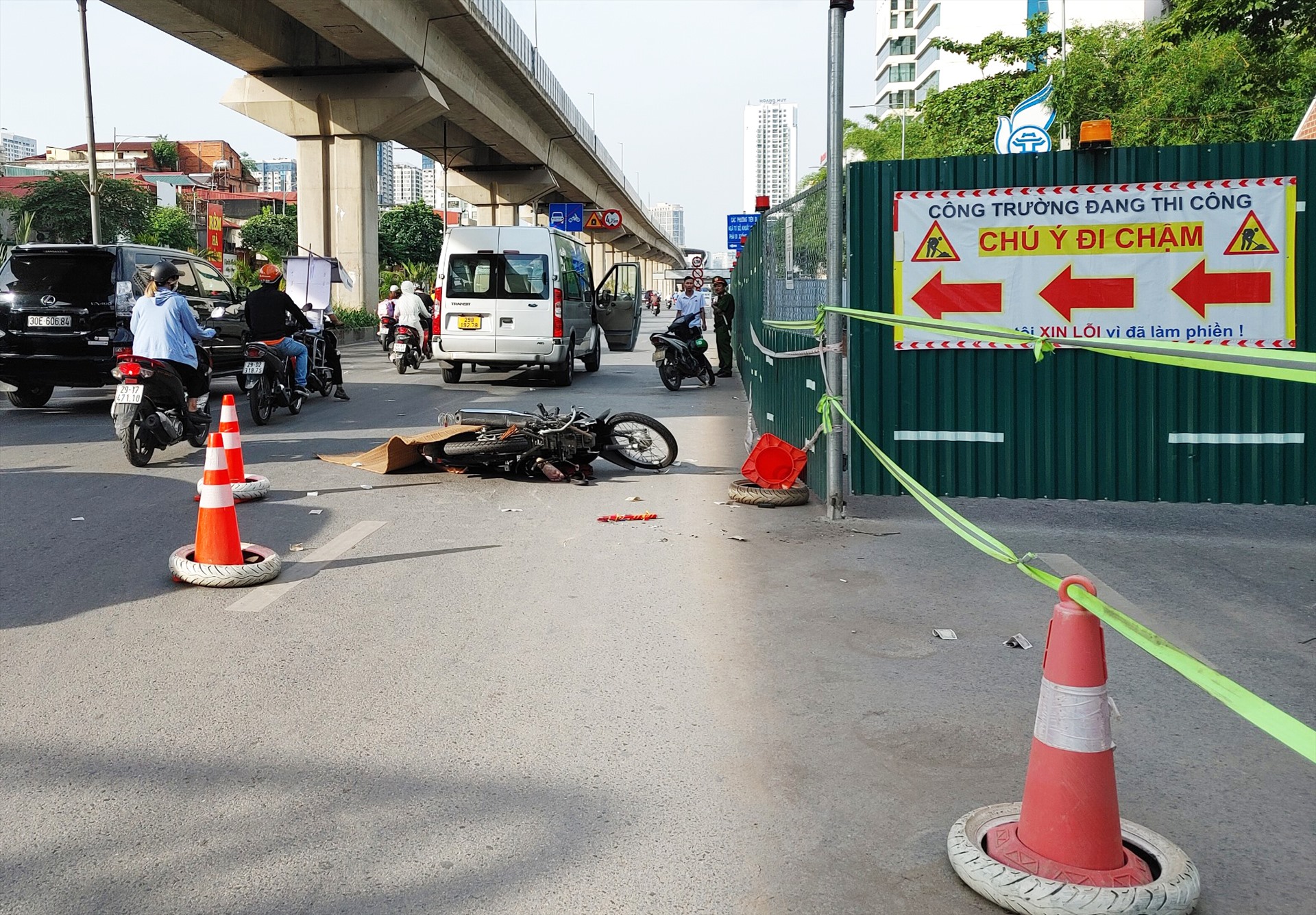 Lái xe ô tô buồn ngủ, tông liên hoàn vào 2 xe máy ở Hà Nội