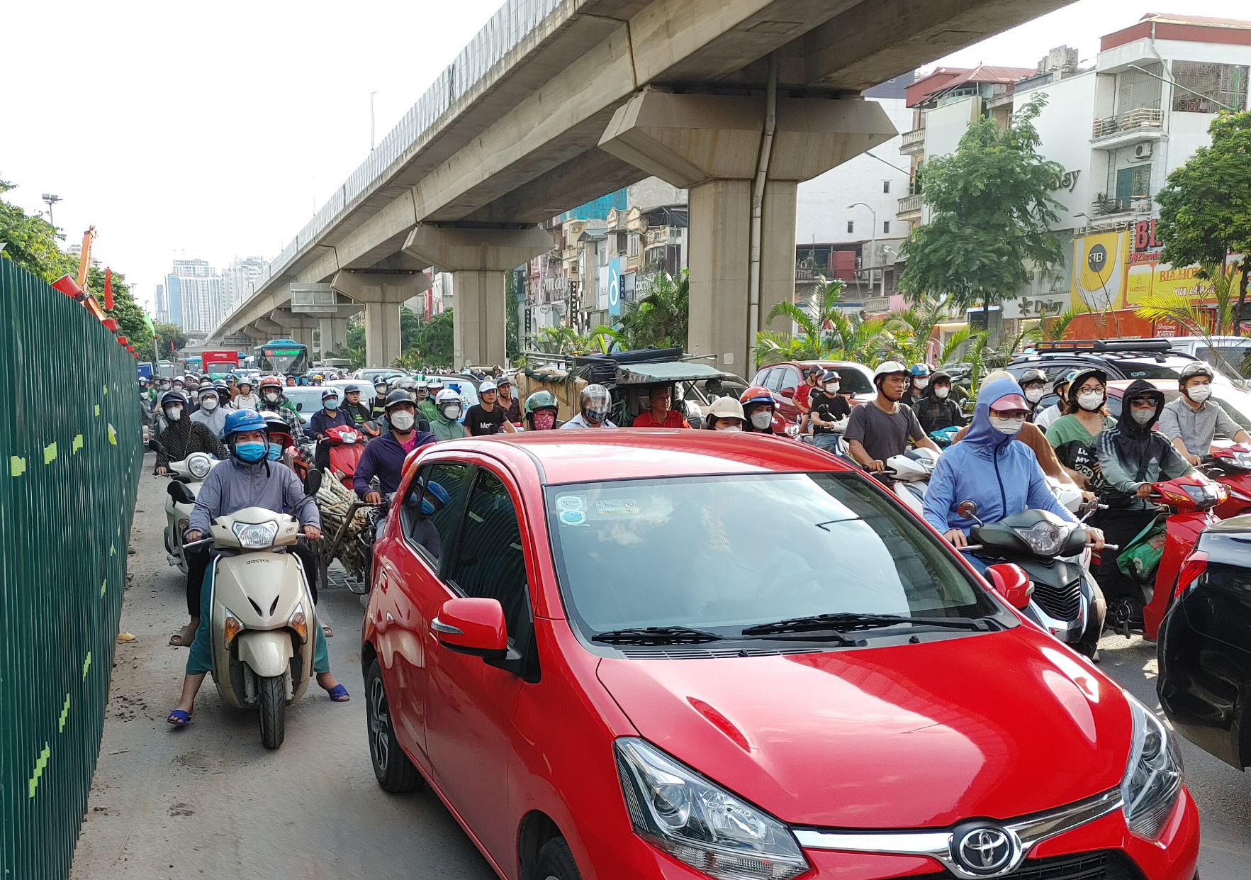 Vụ tai nạn xảy ra giờ cao điểm nên đường Nguyễn Trãi xảy ra ùn tắc cục bộ. Ảnh: Thế Kỷ