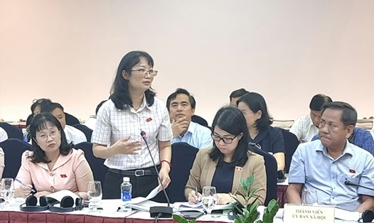 Bà Trần Thị Diệu Thúy (người đứng) - Chủ tịch LĐLĐ TPHCM - cho rằng, cần phải làm rõ thế nào là hành vi trốn đóng BHXH. Ảnh: Nam Dương
