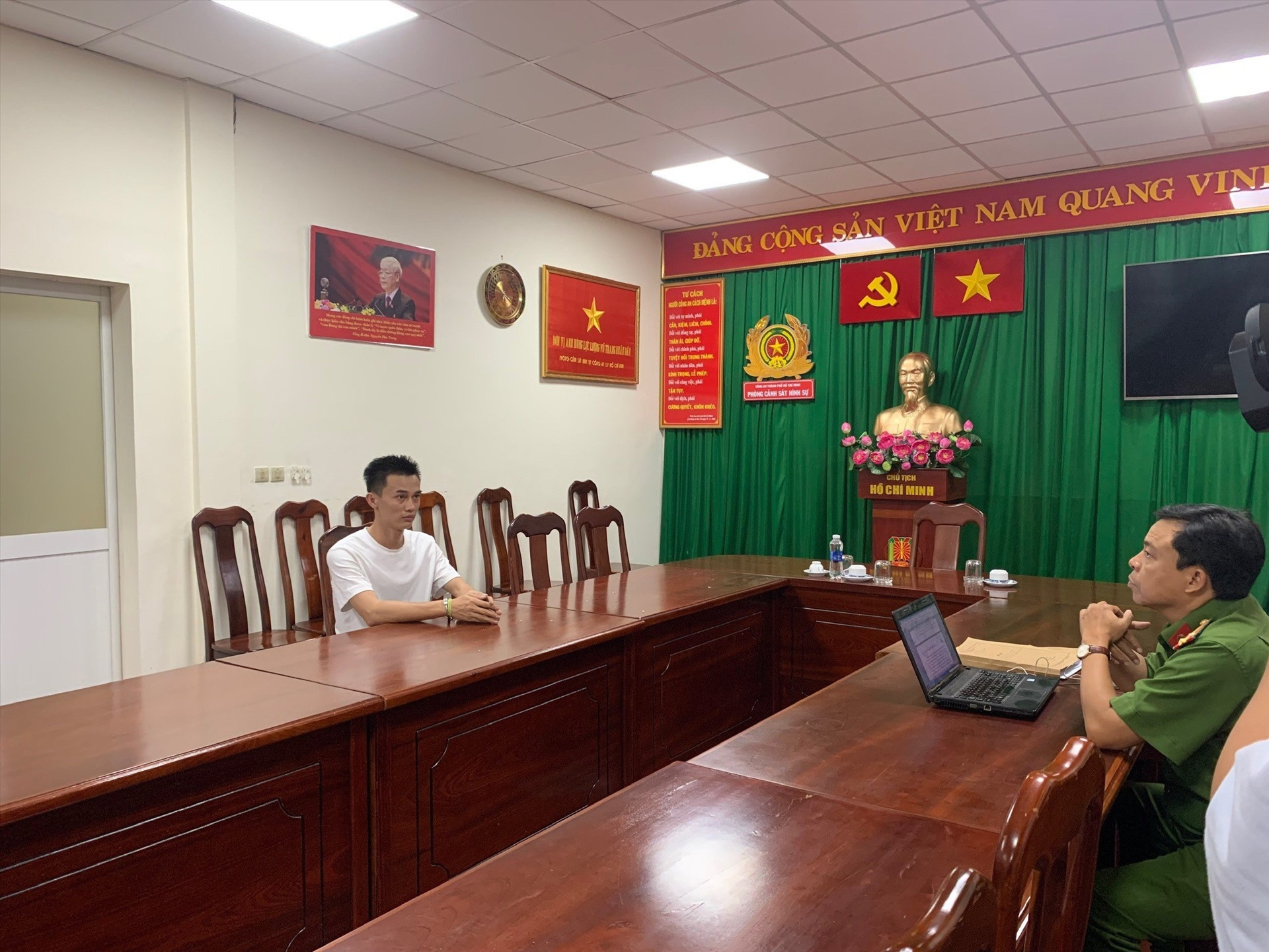 Phan Công Khanh khai nhận hành vi phạm tội của mình tại Cơ quan CSĐT. Ảnh: Công an cung cấp