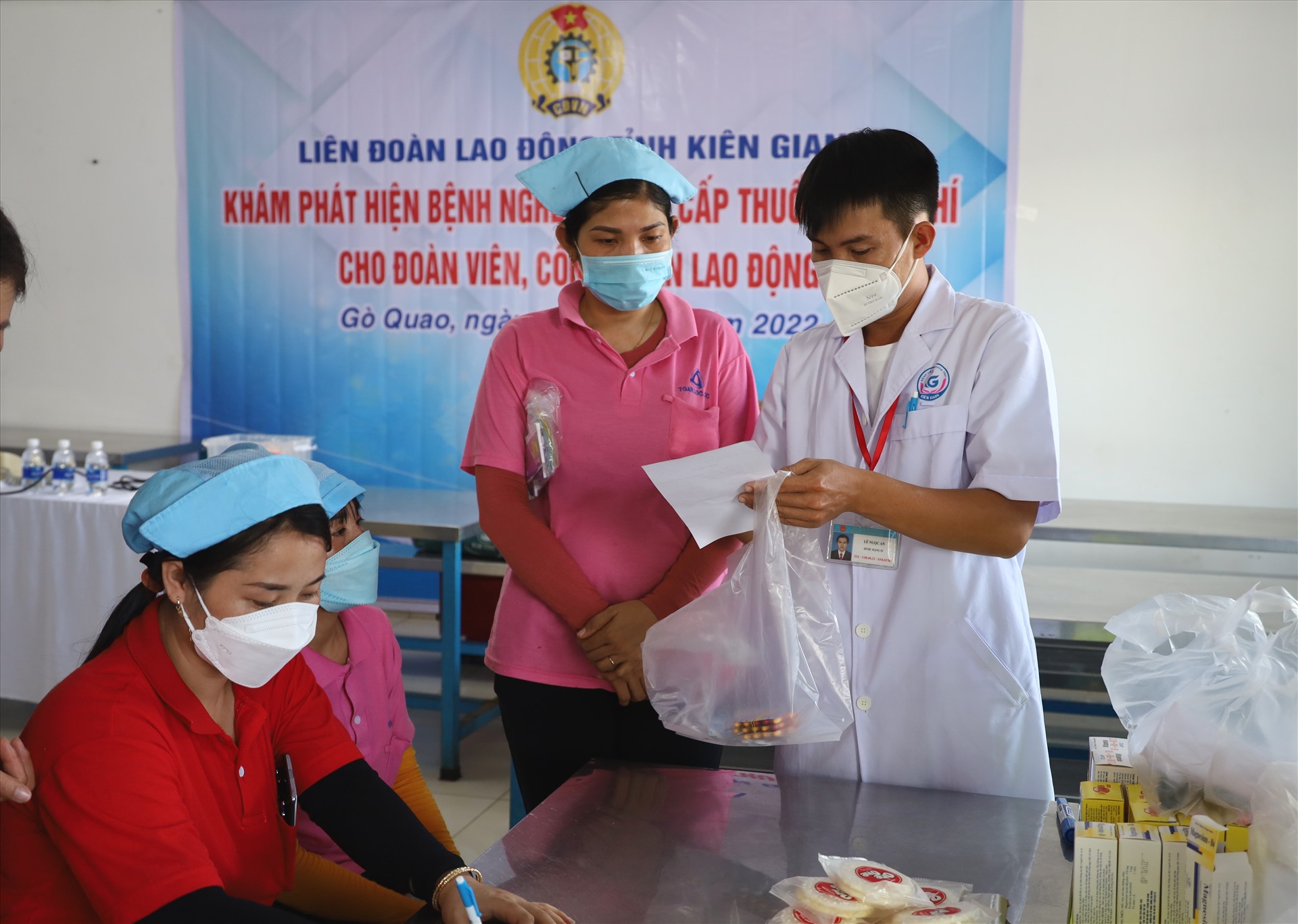 Khám, phát thuốc miễn phí cho công nhân ở huyện Gò Quao. Ảnh: Nguyên Anh