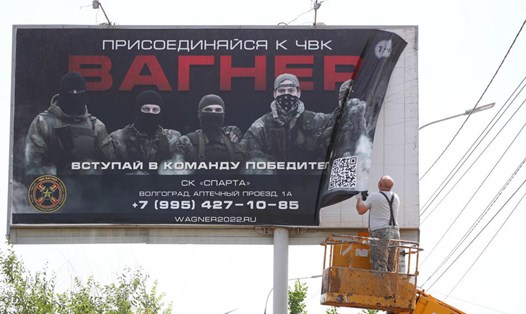 Dỡ biển quảng cáo tuyển quân của PMC Wagner ở Volgograd, Nga, ngày 24.6.2023. Ảnh: Sputnik