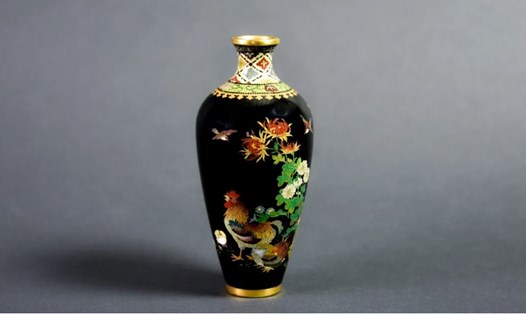 Chiếc bình nhỏ của nghệ nhân Nhật Bản Namikawa Yasuyuki. Ảnh: Canterbury Auction Galleries