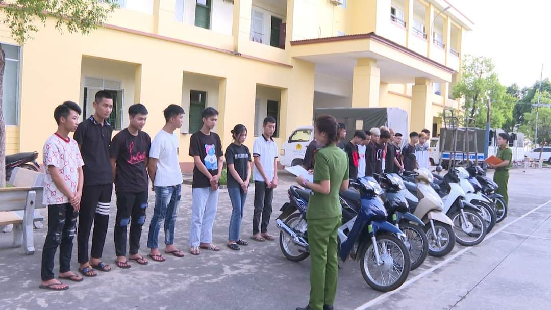 Nhóm thanh niên bị triệu tập tại cơ quan Công an. Ảnh: Công an tỉnh Phú Thọ.