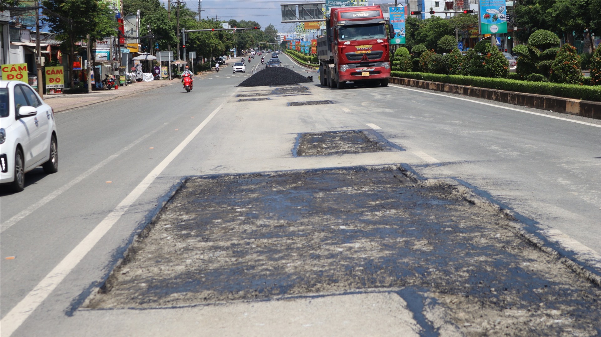 Tuy nhiên người dân cho biết có không ít đoạn, dặm vá được chưa đến 1 tuần đã có dấu hiệu hư hỏng trở lại.