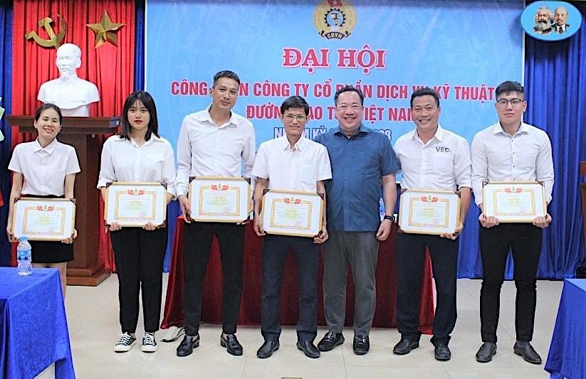 Chủ tịch Công đoàn VEC Nguyễn Văn Nhi tặng bằng khen và động viên người lao động giỏi. Ảnh: Công đoàn VEC  