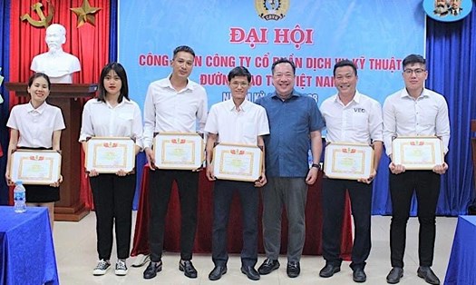 Chủ tịch Công đoàn VEC Nguyễn Văn Nhi tặng quà và động viên người lao động. Ảnh: Công đoàn VEC