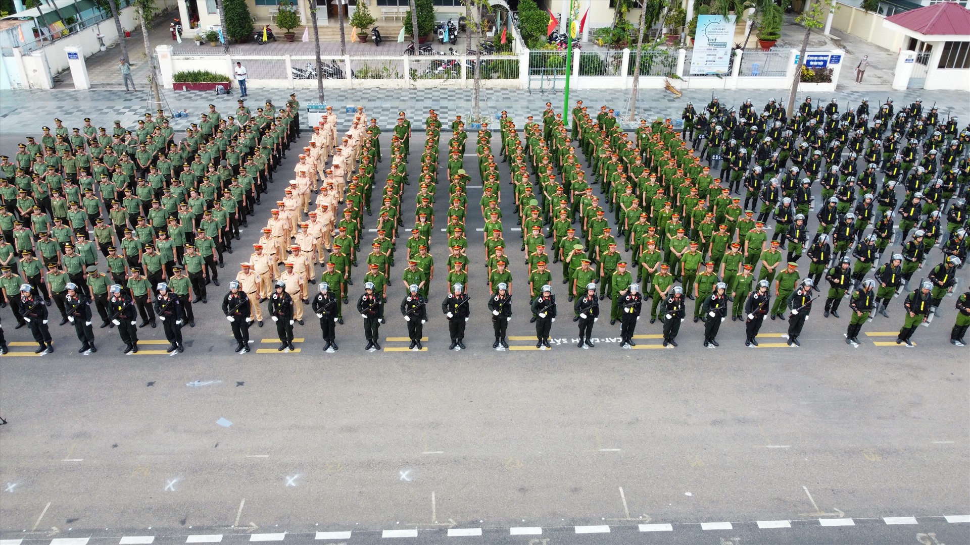 Lễ ra quân tạo khí thế sôi nổi trong toàn bộ lực lượng công an tỉnh Bình Thuận. Ảnh: Duy Tuấn