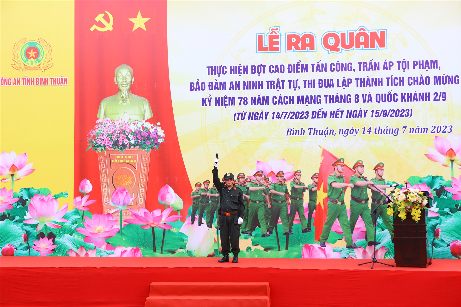 Đại tá Huỳnh Ngọc Liêm, Phó giám đốc công an tỉnh Bình Thuận phát lệnh ra quân. Ảnh: Duy Tuấn