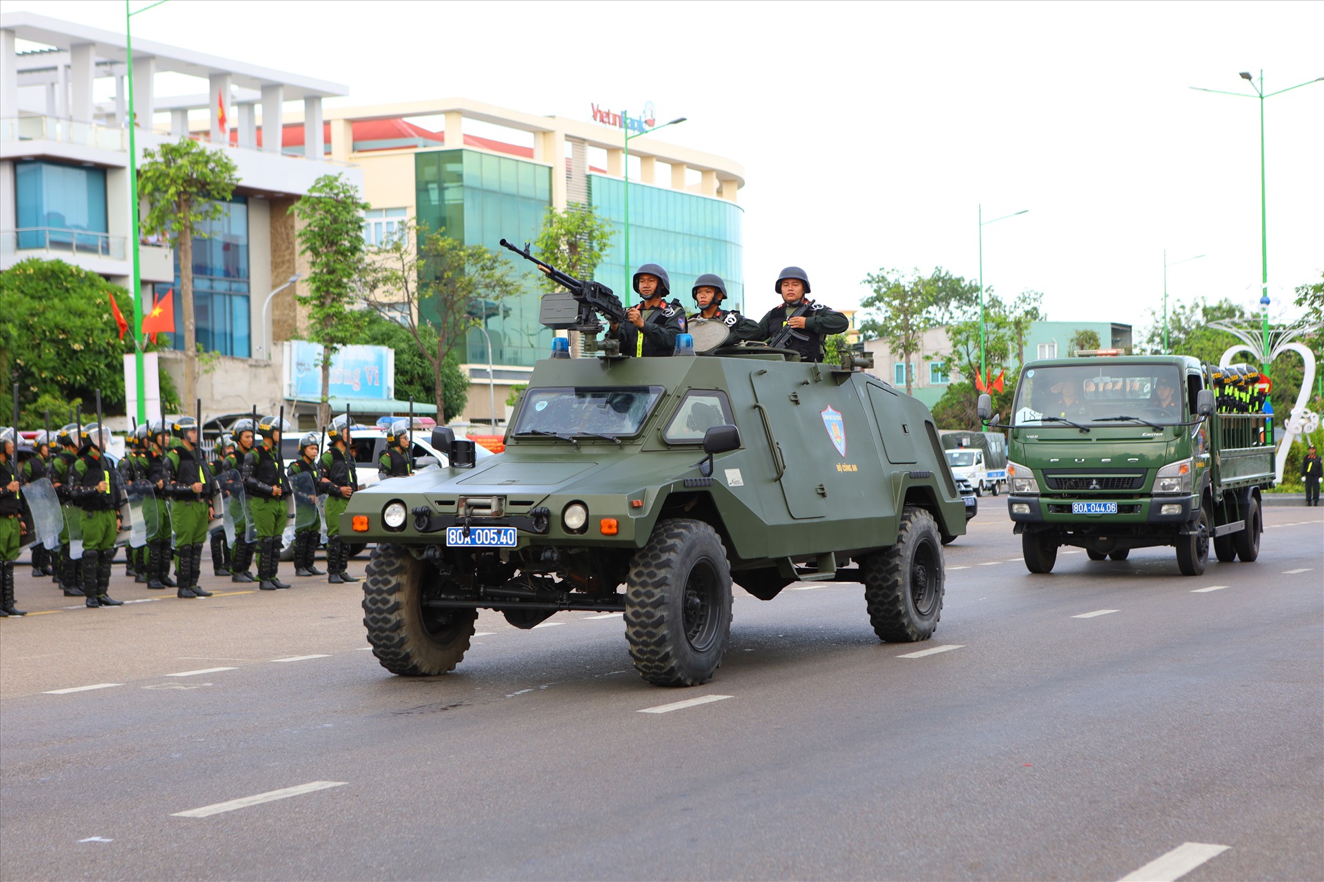 Lực lượng Cảnh sát cơ động cùng xe chuyên dụng ra quân. Ảnh: Duy Tuấn