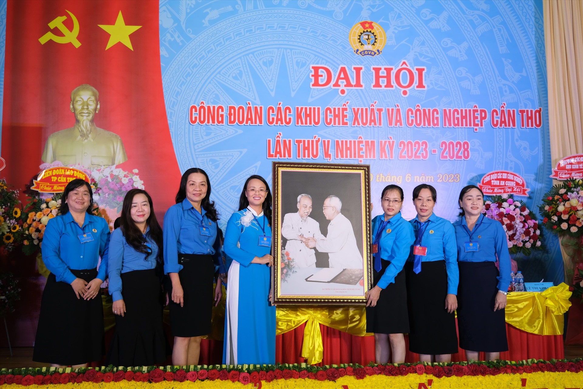 Lãnh đạo LĐLĐ TP Cần Thơ chúc mừng Đại hội Công đoàn Các khu công nghiệp nhiệm kỳ 2023-2028. Ảnh: Phong Linh