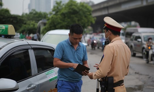 Từ 15.8, người không nộp phạt vi phạm giao thông sẽ không được đăng ký xe (hình minh họa). Ảnh: Phạm Đông.
