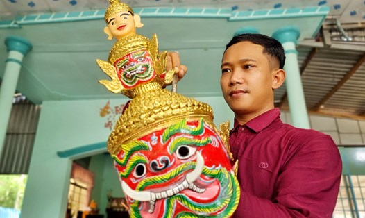 Thanh niên Thạch Huỳnh Thươne (1992), ra dùng sức trẻ nối dài văn hóa truyền thống Khmer bằng sản xuất mão, mũ, dụng cụ biểu diễn nghệ thuật từ 2016. Ảnh: Hoàng Lộc