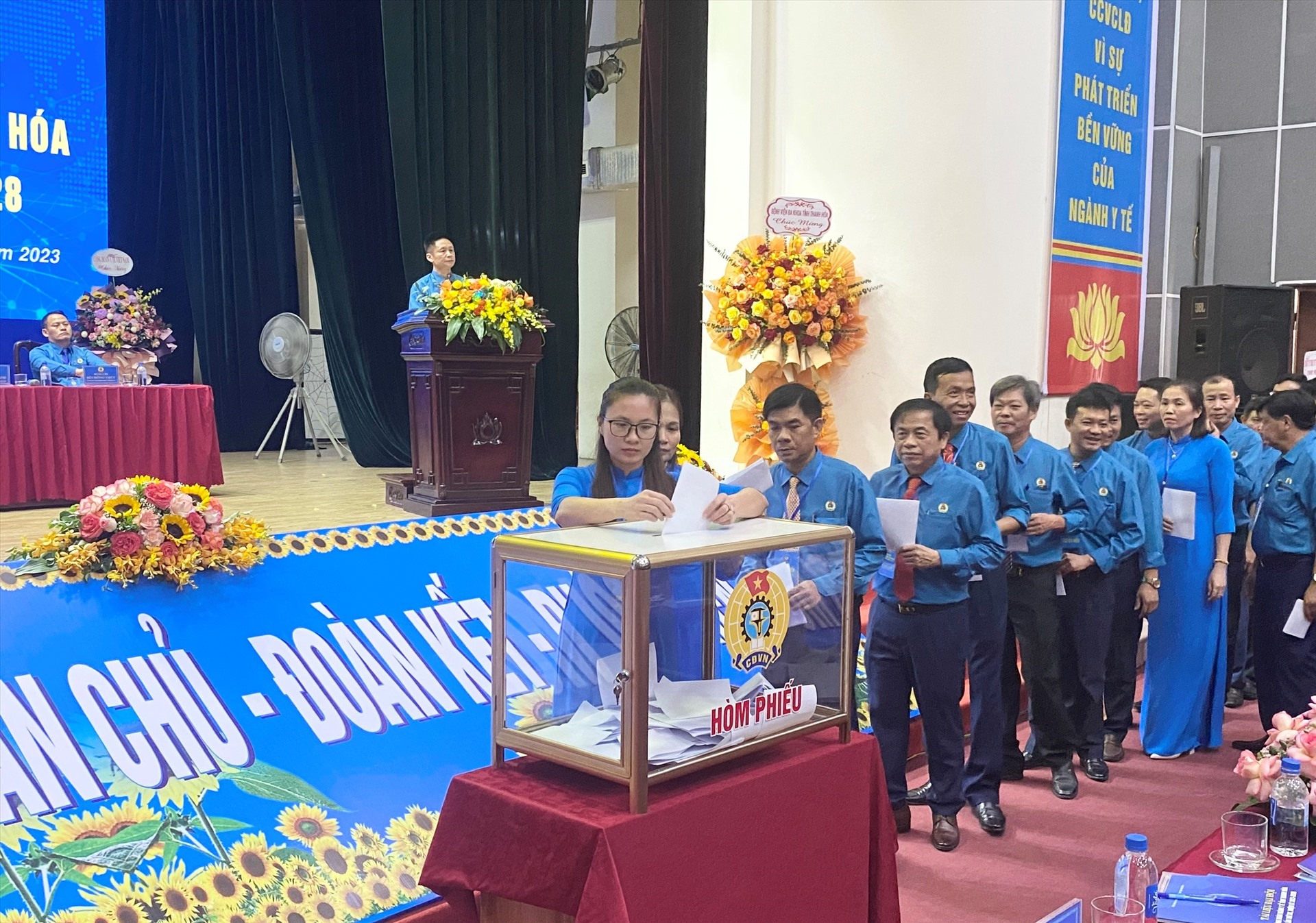 Các đại biểu bỏ phiếu bầu