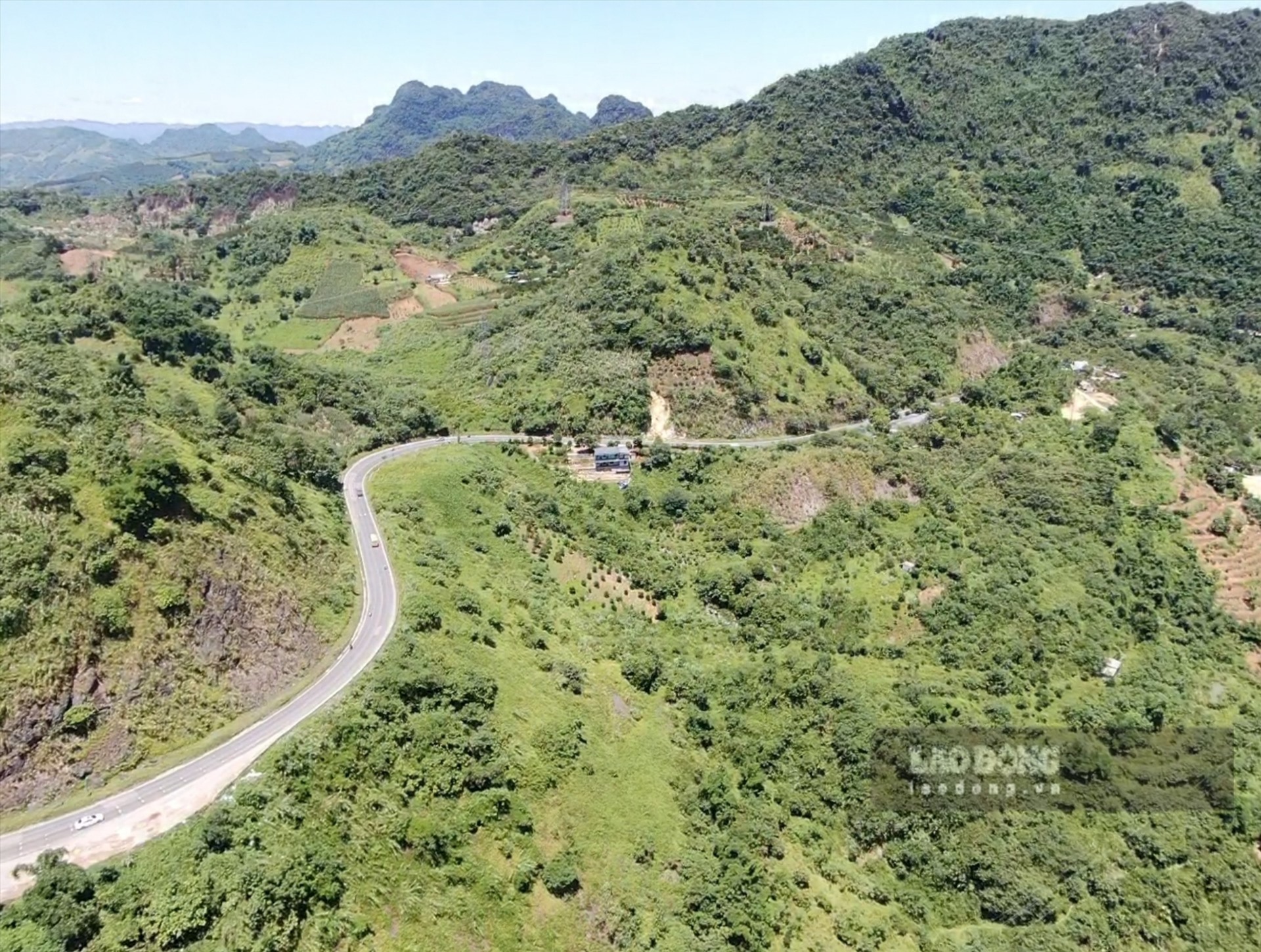 Những ngày giữa tháng 7, theo ghi nhận của PV Báo Lao Động, đường có địa hình phức tạp với độ dốc lớn, một bên núi cao, một bên là vực sâu nguy hiểm. Nhiều vị trí có bán đường cong nhỏ, chỉ cần lái xe không tập trung có thể xảy ra tai nạn bất cứ khi nào.