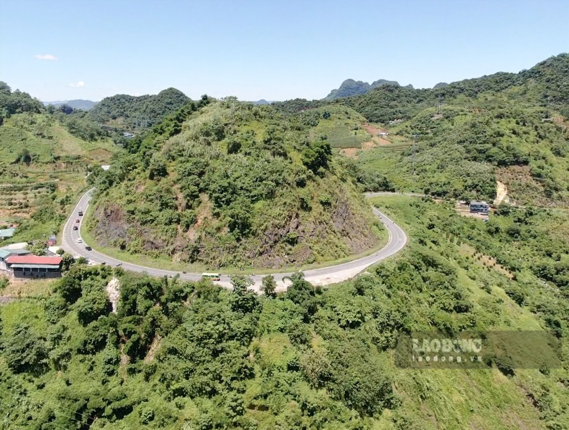 Quốc lộ 6 là tuyến đường huyết mạch nối Hà Nội với các tỉnh Tây Bắc, mỗi ngày có hàng nghìn lượt phương tiện tham gia giao thông. Trong đó, vị trí nguy hiểm thường xuyên xảy ra tai nạn là đoạn tuyến Dốc Cun qua TP.Hòa Bình (tỉnh Hòa Bình) dài gần 5km, từ Km 78+300 đến Km82+00.