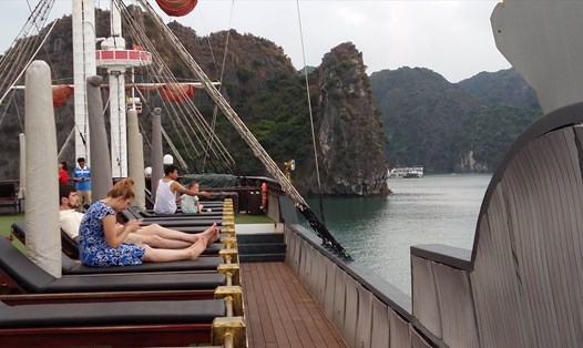 Du khách trên tàu du lịch nghỉ đêm trên vịnh Hạ Long. Ảnh: Nguyễn Hùng
