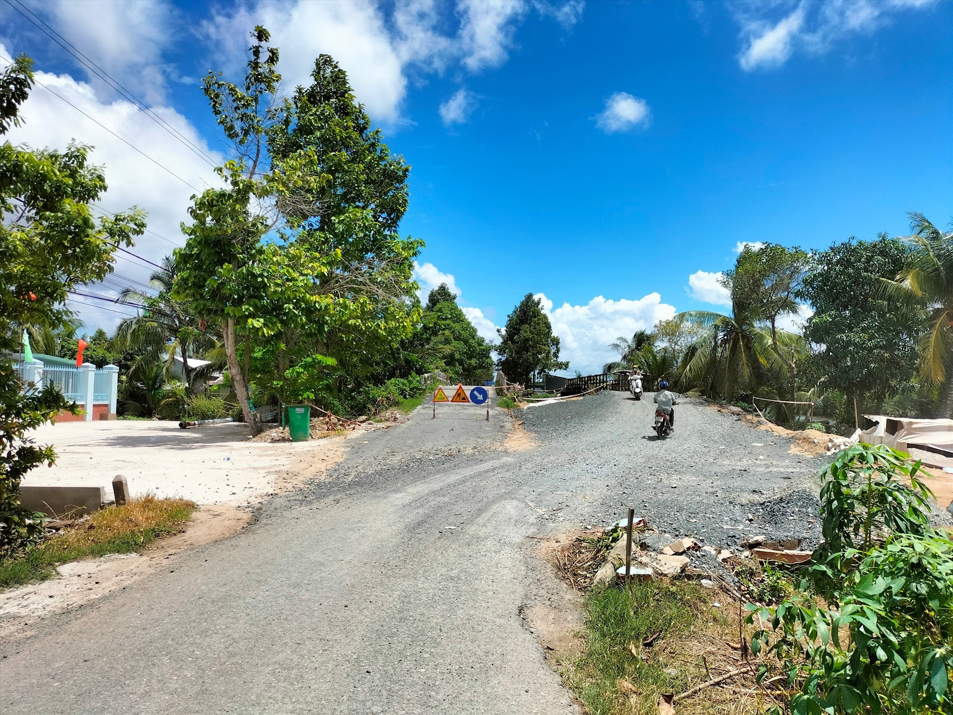 Một đoạn đường Ninh Quới - Ngan Dừa (huyện Hồng Dân), tỉnh Bạc Liêu còn dỡ dang sau 3 năm thi công ì ạch. Ảnh: Nhật Hồ
