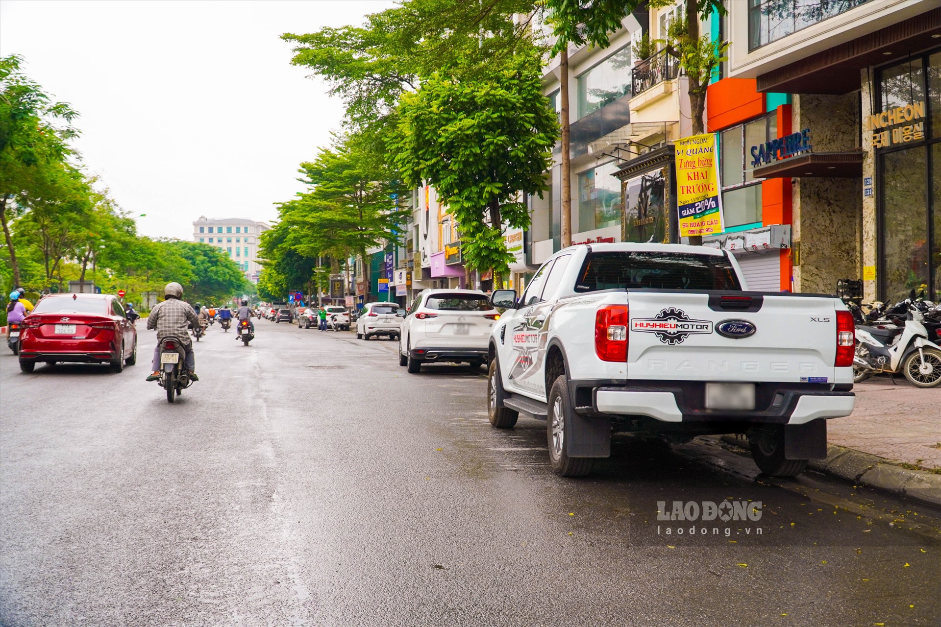 Tại phố Ô Chợ Dừa (Đống Đa, Hà Nội) cũng xuất hiện tình trạng hàng dài xe ô tô ngang nhiên dừng, đỗ ngay dưới phần lòng đường, gây cản trở giao thông trong khu vực.