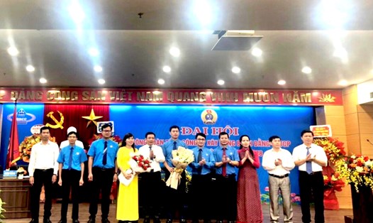 Lãnh đạo Công đoàn Xây dựng Việt Nam chúc mừng Ban Chấp hành Tổng Công ty Xây dựng Bạch Đằng nhiệm kỳ 2023-2028. Ảnh: CĐXDVN