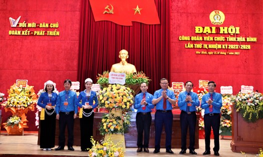 Bà Bùi Thị Hương (thứ 3, từ trái sang) tái đắc cử chức Chủ tịch Công đoàn Viên chức tỉnh Hòa Bình. Ảnh: Minh Nguyễn