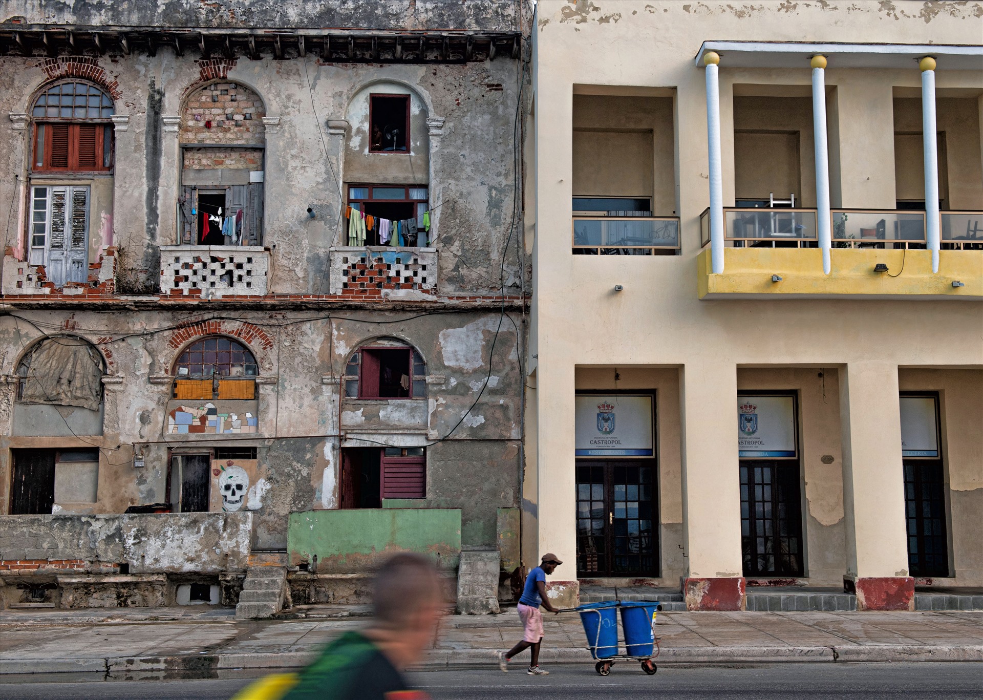 Hai khu nhà cũ và mới liền kề nhau trên Malecon, con đường đẹp nhất ở thủ đô La Habana của Cuba.