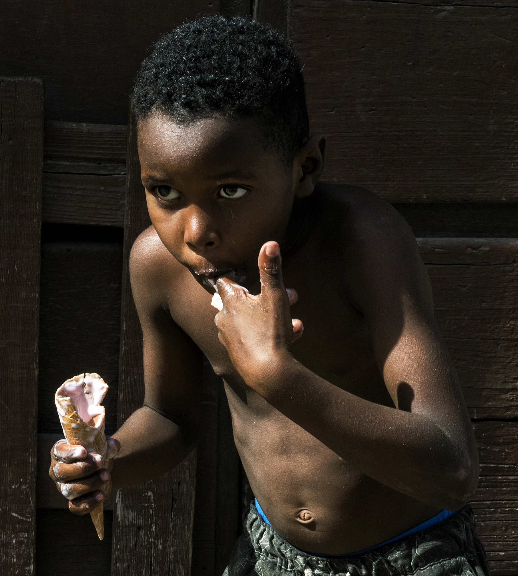 Có lẽ đã lâu lắm rồi cậu bé này mới được thưởng thức một cây kem. Kem là món ăn bình dân, giá có vài peso Cuba nhưng không phải ai cũng có tiền mua kem.