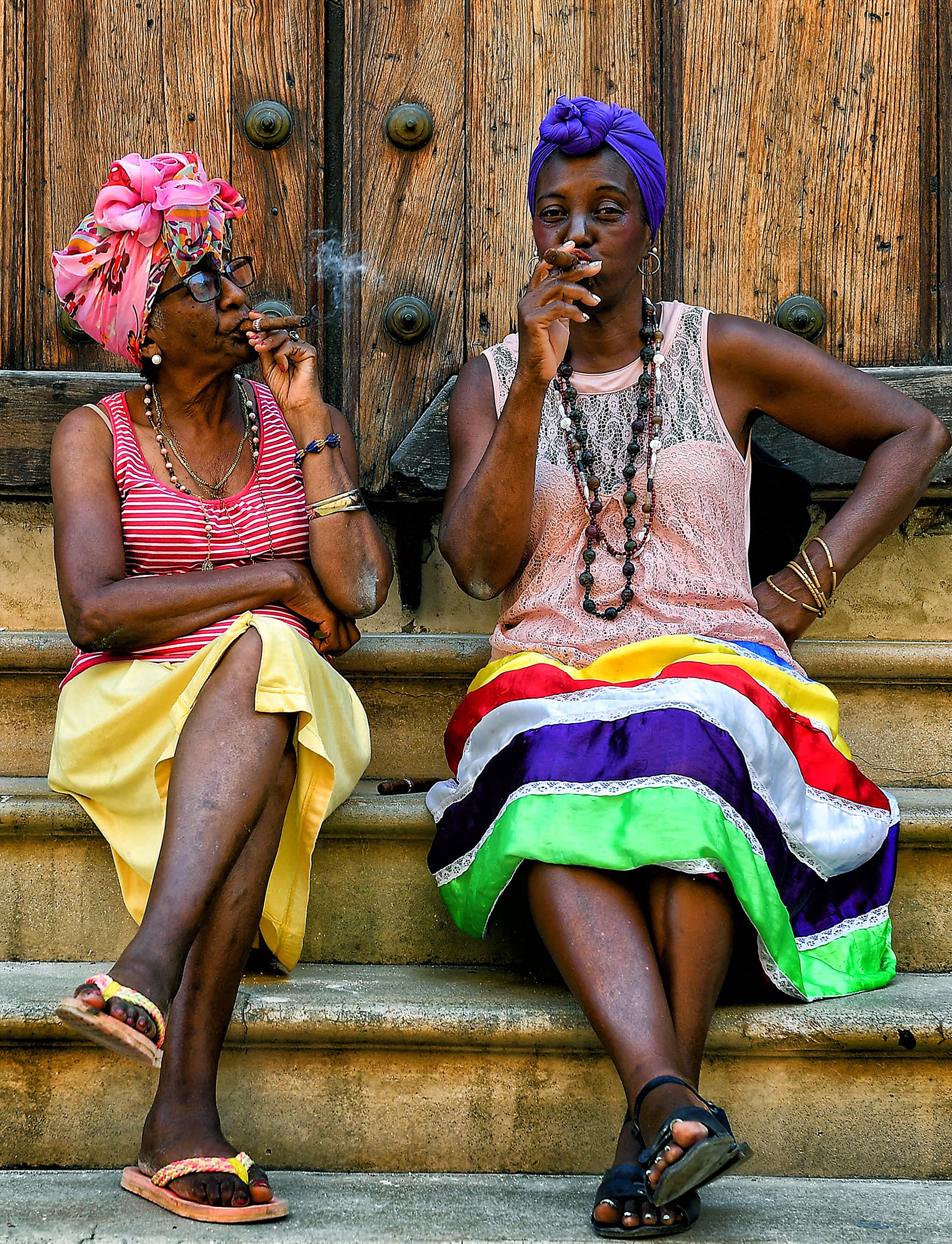 Hai phụ nữ Cuba hút xì gà ở Old Havana, khu phố cổ 503 tuổi, được UNESCO công nhận là Di sản thế giới. Cuba nổi tiếng thế giới với thương hiệu xì gà. Không chỉ đàn ông Cuba mà phụ nữ Cuba cũng thích hút xì gà. 