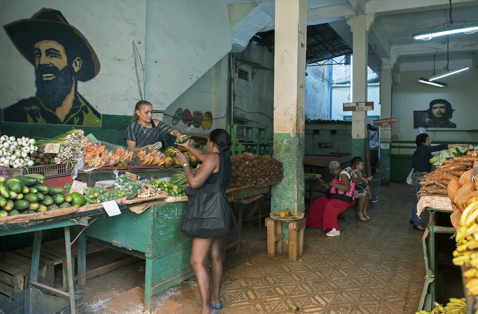 Một chợ bán thực phẩm ở khu Old Havana có hình ảnh lãnh tụ Che Guevara. 