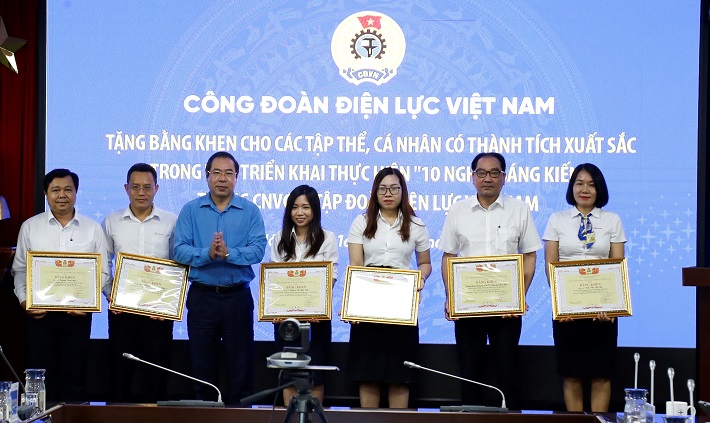 Lãnh đạo Công đoàn Điện lực Việt Nam trao thưởng cho tập thể, cá nhân có nhiều sáng kiến. Ảnh: Công đoàn ĐLVN