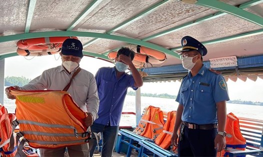 Thanh tra Sở GTVT TP Hồ Chí Minh kiểm tra điều kiện an toàn tại các bến thủy nội địa. Ảnh: Thanh tra Sở GTVT 
