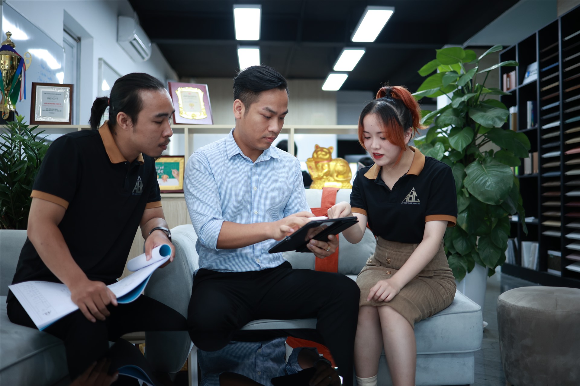 Từng là sinh viên trường nghề, anh Nguyễn Văn Thơm (giữa) nay đã trở thành chủ công ty nội thất. Ảnh: Hải Nguyễn
