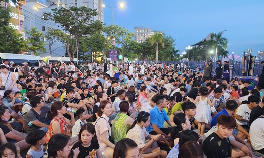 Khách đến Đà Nẵng dịp lễ hội pháo hoa tăng gần 30% so với trước dịch. Ảnh: Thùy Trang