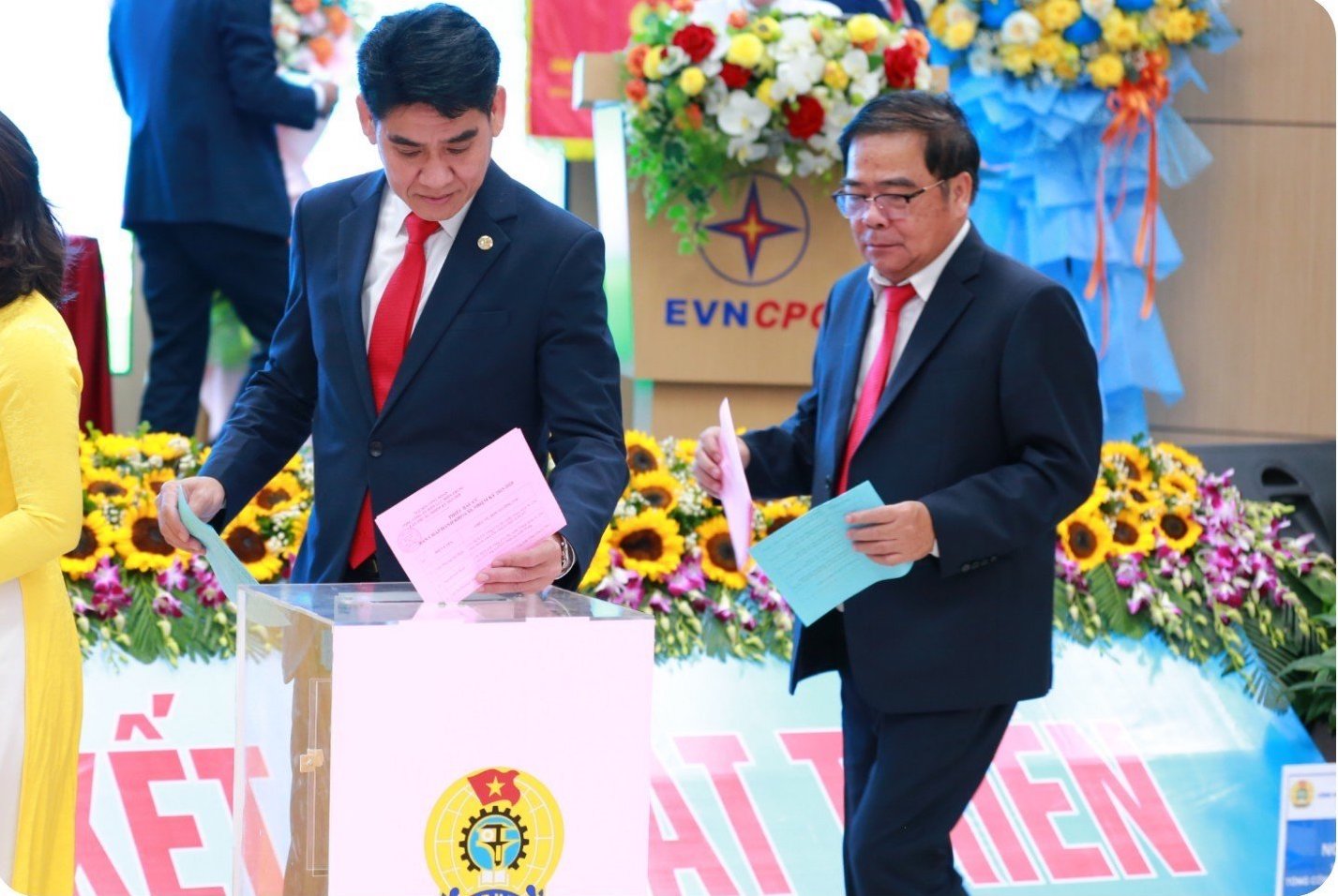 Các đại biểu bỏ phiếu bầu Ban Chấp hành Công đoàn EVNCPC nhiệm kỳ 2023-2028. Ảnh: Công đoàn EVNCPC