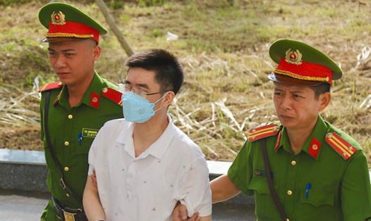 Bị cáo Hoàng Văn Hưng bị dẫn giải vào phòng xử. Ảnh: Quang Việt