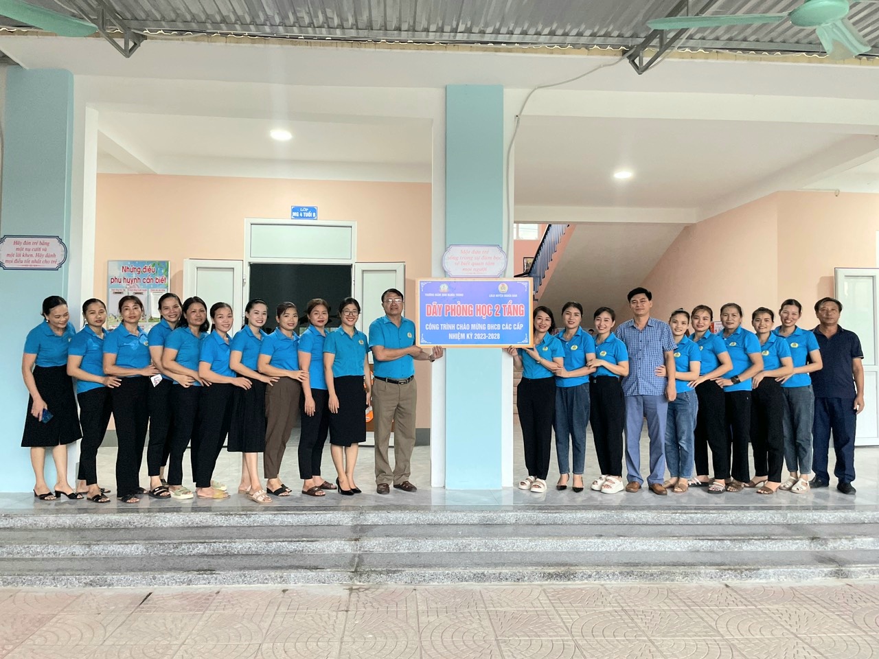 LĐLĐ huyện Nghĩa Đàn tổ chức gắn biển công trình chào mừng Đại hội Công đoàn các cấp. Ảnh: Hải Đăng