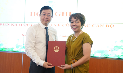 Thứ trưởng Bộ TTTT Nguyễn Thanh Lâm trao quyết định bổ nhiệm cho bà Đặng Thị Phương Thảo. Ảnh: Thanhnien.vn