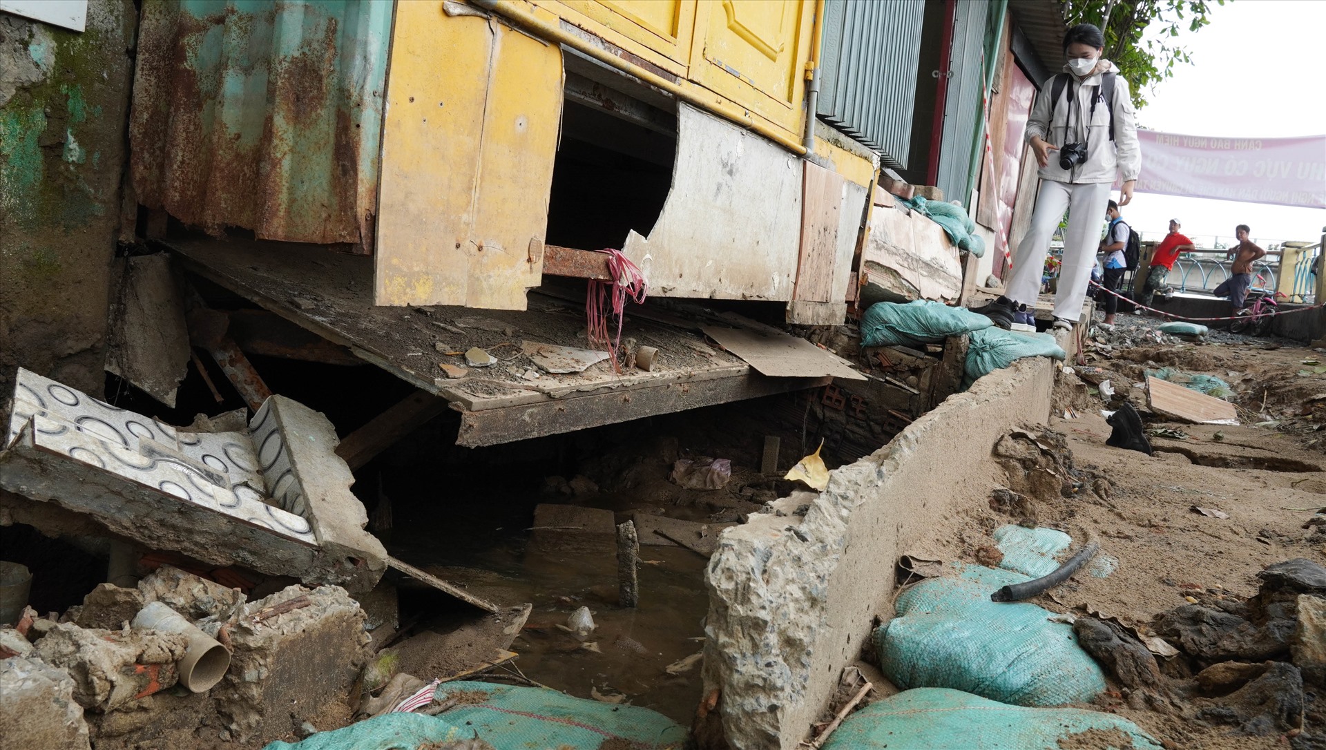 Nhiều nhà dân bờ kênh Thanh Đa bị sụt lún, đứng trước nguy cơ đổ sập. Ảnh: Hữu Chánh