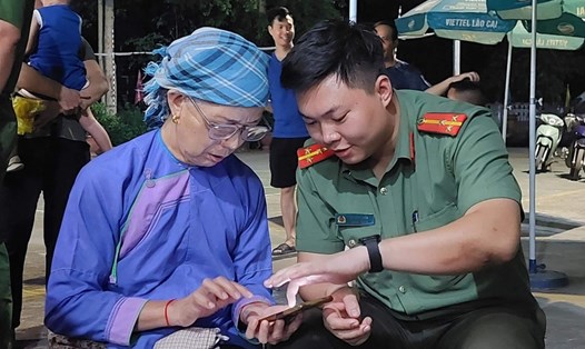 Đoàn Thanh niên Công an tỉnh Lào Cai hướng dẫn, hỗ trợ người dân cài đặt VNeID, định danh điện tử các mức độ. Ảnh: Bảo Nguyên
