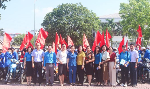 Các đại biểu tham gia đoàn xe cổ động tuyên truyền trên các trục đường của quận. Ảnh: Nguyễn Hoa
