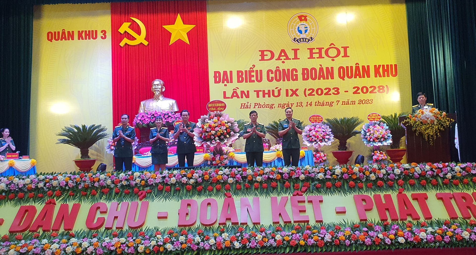 Trung tướng Nguyễn Quang Cường - Bí thư Đảng ủy, Chính ủy Quân khu 3 - tặng hoa chúc mừng đại hội. Ảnh: Mai Chi