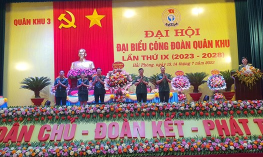Trung tướng Nguyễn Quang Cường - Bí thư Đảng ủy, Chính ủy Quân khu 3 - tặng hoa chúc mừng đại hội. Ảnh: Mai Chi