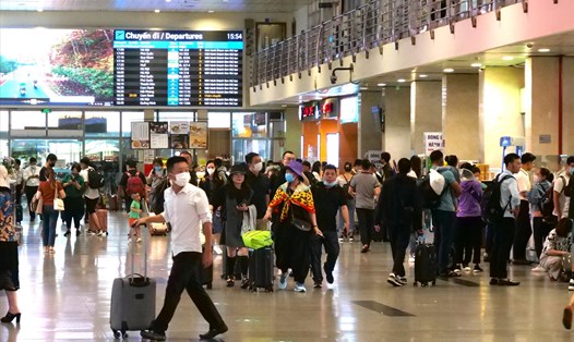 Sân bay Tân Sơn Nhất nhộn nhịp, đông đúc trước kì nghỉ lễ 30.4 -1.5. Ảnh: Anh Tú