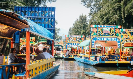 Những chiếc thuyền gỗ neo đậu trên kênh đào ở Xochimilco, Mexico City.