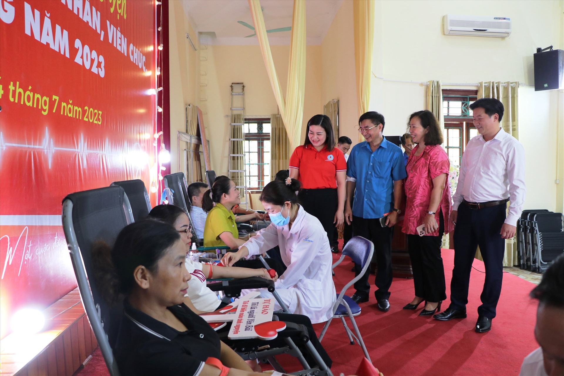 Hàng trăm đoàn viên công đoàn Yên Bái tham gia hiến máu tình nguyện